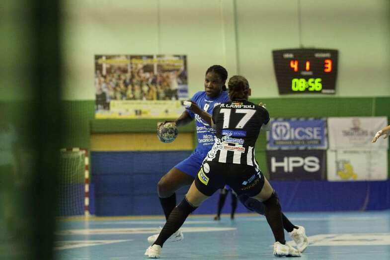 Momento del partido de este viernes (Foto TA)